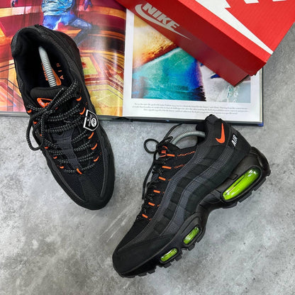 Orange accent Trainer
