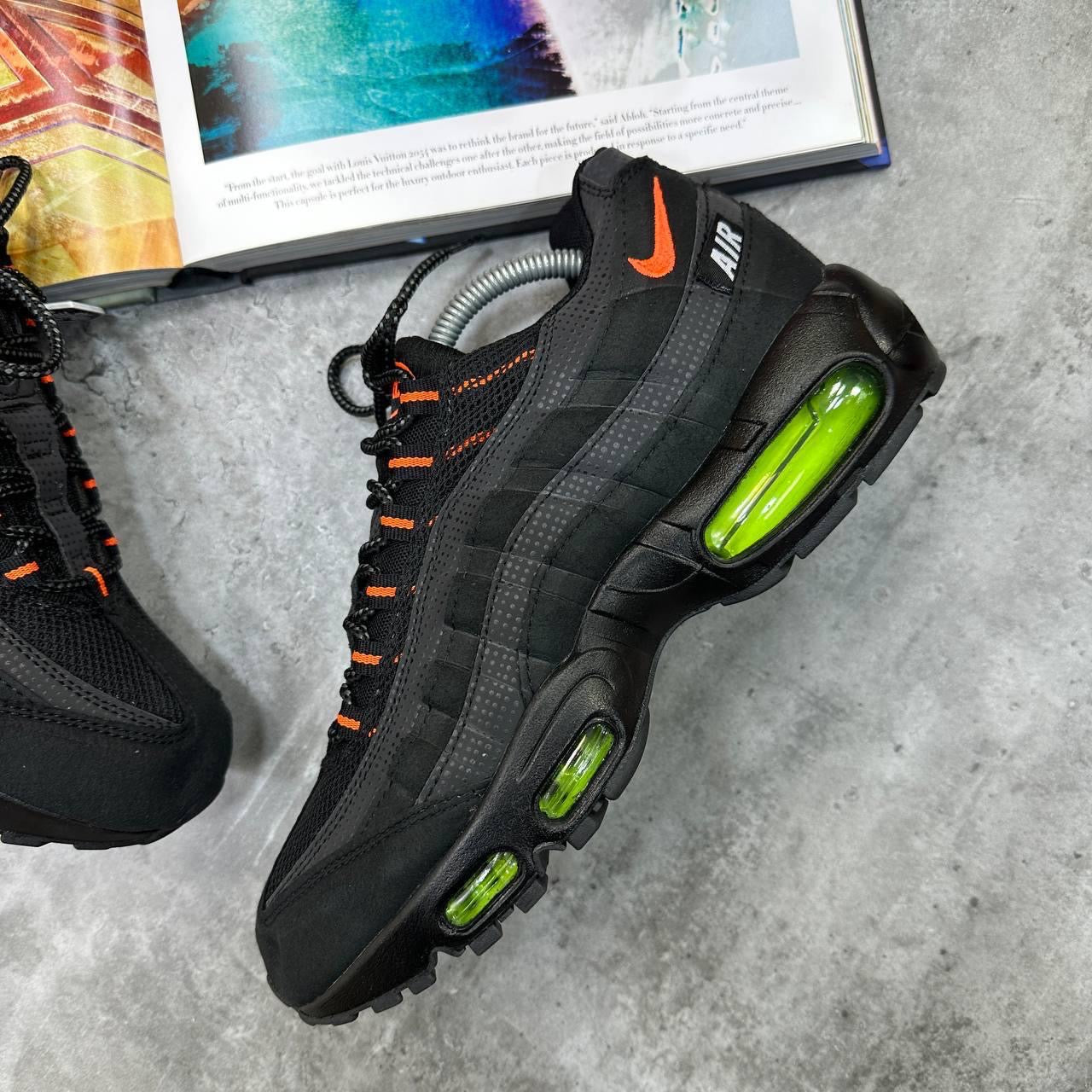 Orange accent Trainer