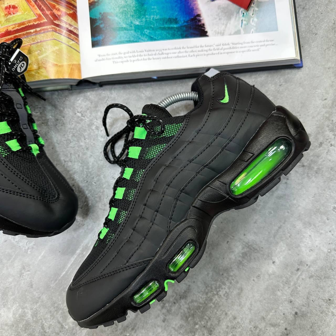 Bright green accent Trainers