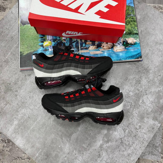 Red deign Trainers